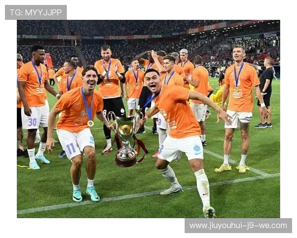 欧冠小组赛激战正酣，多支强队争夺晋级席位，悬念持续升级